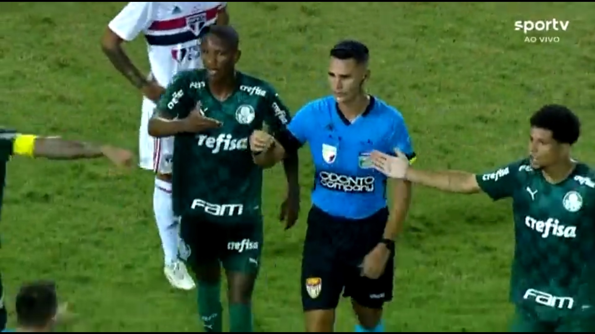 Un spectator a intrat cu cuțitul pe teren la un meci din Brazilia