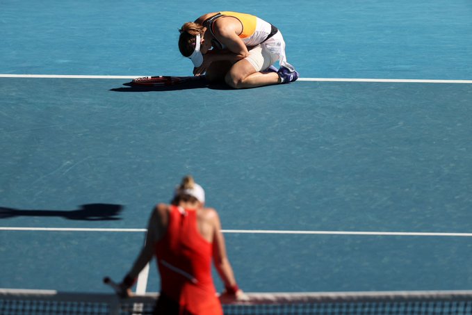 Alize Cornet s-a prăbușit și a început să plângă, Simona Halep a așteptat-o la fileu. Imaginile surprinse după meci