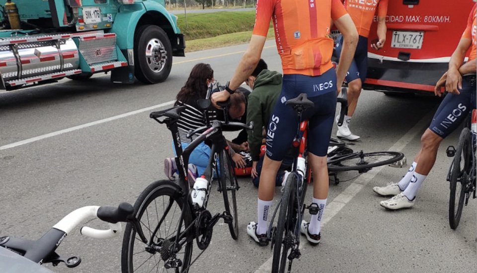 Un câștigător al Turului Franței s-a izbit de un autobuz! În ce stare se află ciclistul