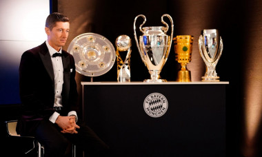 City Of Munich, Deutschland. 17th Dec, 2020. firo: 17.12.2020 football, 1st Bundesliga, season 2020/2021, FIFA Men's Player 2020 trophy during the FIFA The BEST Awards ceremony, election for World Player of the Year 2020, Robert LEWANDOWSKI 1st place, Rob