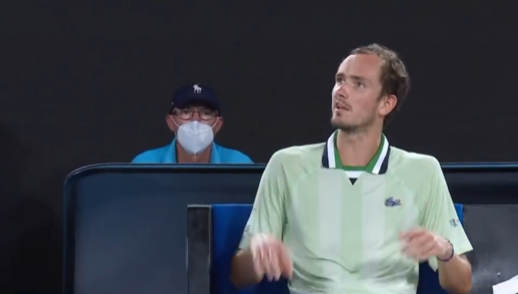 ”Cât de prost poți fi? Idiotul!”. Daniil Medvedev a cedat în meciul cu Felix Auger-Aliassime. Ce l-a enervat