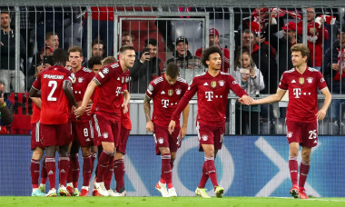 MUNICH, GERMANY - SEPTEMBER 29: Robert Lewandowski of FC Bayern Munchen celebrates with his team mates after scoring his sides first goal during the UEFA Champions League Group Stage match between Bayern Munchen and Dinamo Kiev at the Allianz Arena on Sep