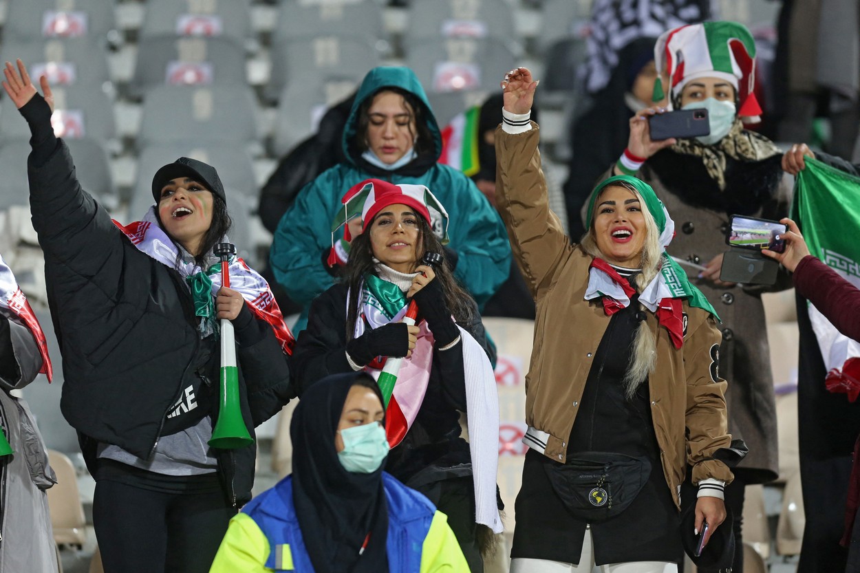 Decizie istorică în Iran! Femeile au putut urmări un meci de fotbal de pe stadion. De cât timp nu s-a mai întâmplat asta