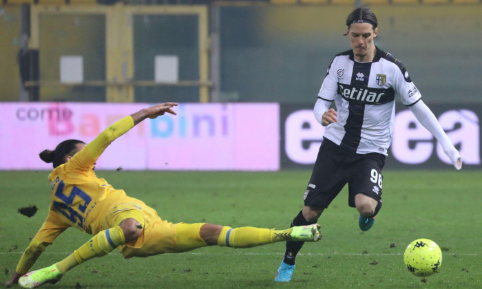 Parma, Italy. 21st Jan, 2022. Dennis Man of PARMA CALCIO compete for the ball with Tiago Casasola of FROSINONE CALCIO during the Serie B match between Parma Calcio and Frosinone Calcio at Ennio Tardini on January 21, 2022 in Parma, Italy. Credit: Independ