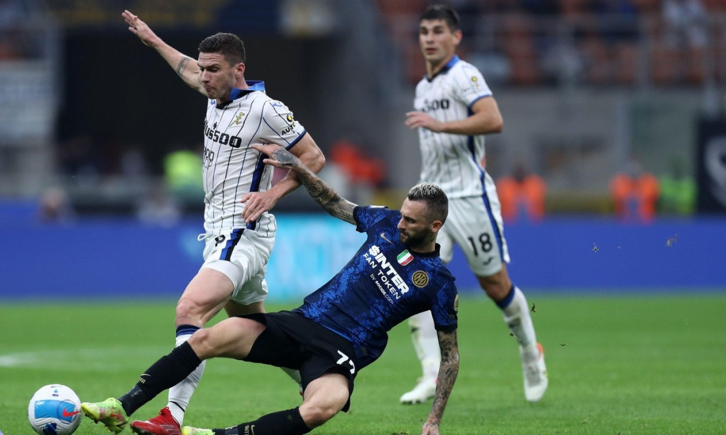 Marcelo Brozovic of Fc Internazionale and Robin Gosens of Atalanta Bc battle for the ball during the Serie A match between Fc Internazionale and Atalanta Bc at Stadio Giuseppe Meazza on September 25, 2021 in Milan, Italy.