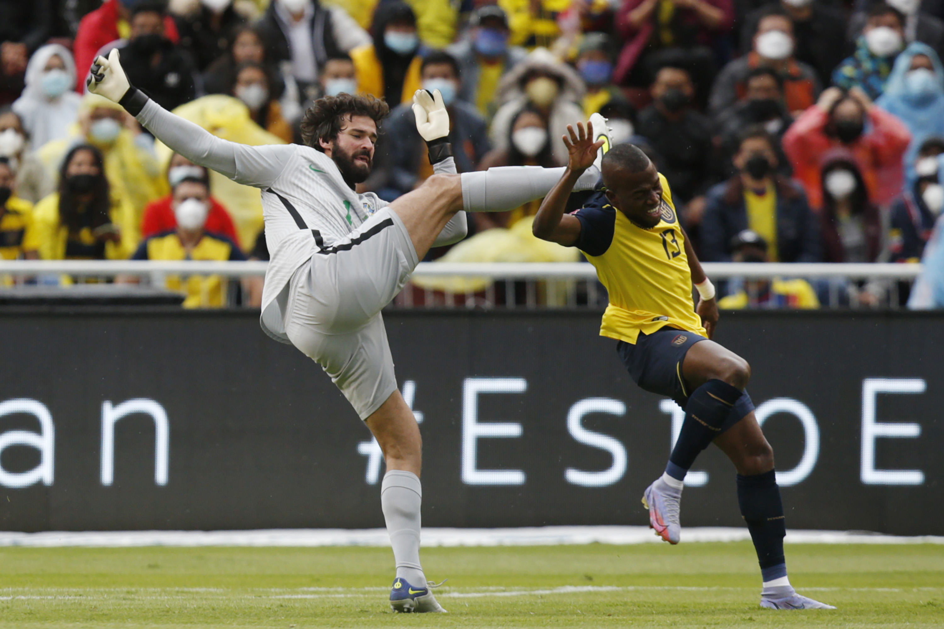 Alisson a văzut de două ori cartonașul roșu în Ecuador - Brazilia, dar a terminat meciul pe teren