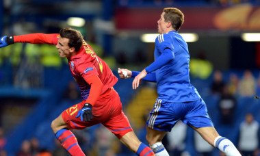 Vlad Chiricheș și Fernando Torres, în meciul FCSB - Chelsea, din 2013 / Foto: Sport Pictures