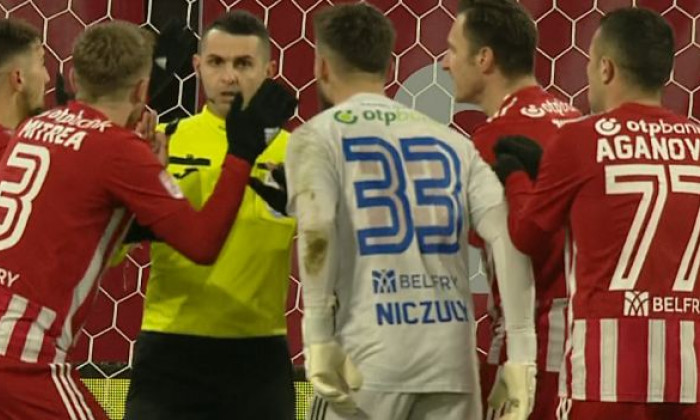 Arbitrul Iulian Călin, în Sepsi - Universitatea Craiova / Foto: Captură Digi Sport