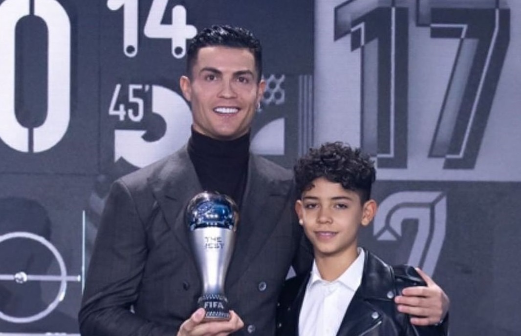 Tatăl său e primul miliardar din fotbal, dar refuză să-i cumpere telefon mobil lui Cristiano jr