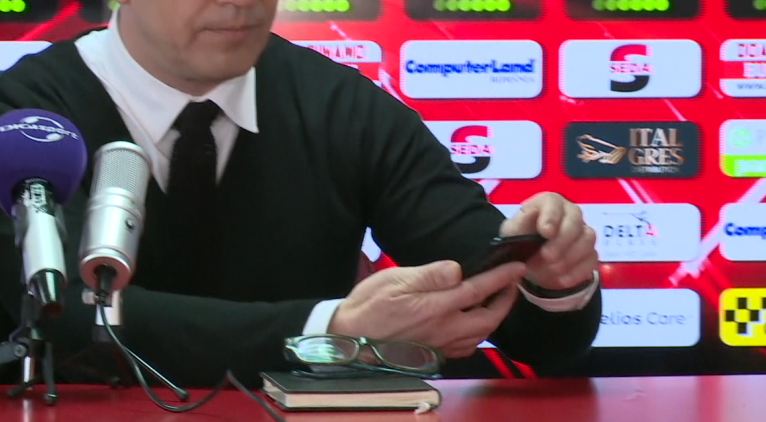 Moment amuzant în timpul conferinței lui Flavius Stoican: ”Virează la dreapta!”. Cum a reacționat antrenorul lui Dinamo