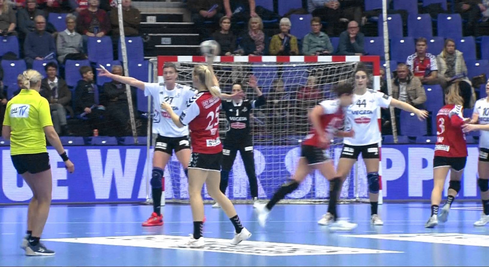 Esbjerg - Podravka 30-17, în grupa CSM-ului, din Champions League. Accidentare gravă în ultimele secunde