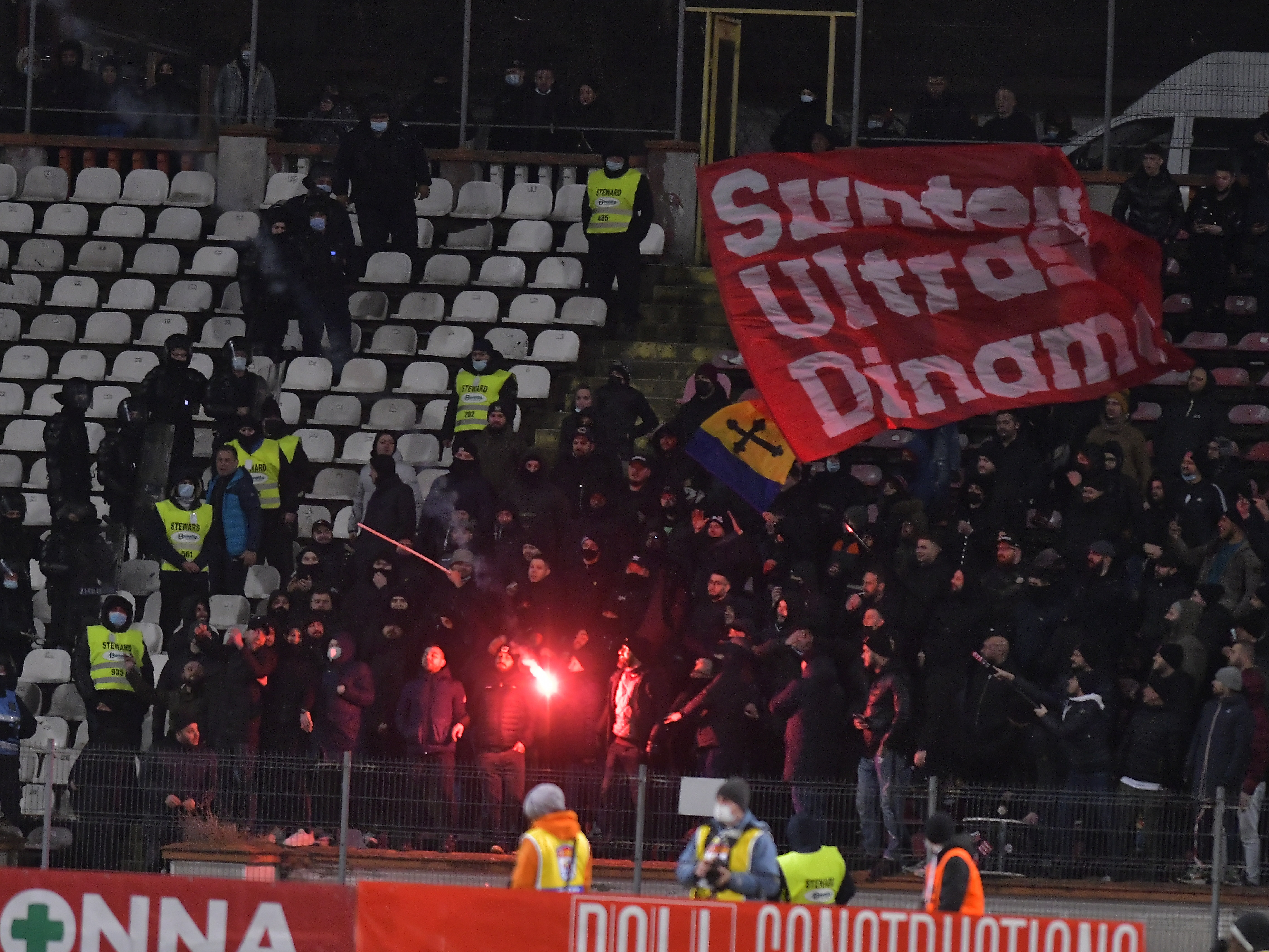 Incidente la Dinamo - FCSB! Un suporter a fost rănit și a fost nevoie de intervenția medicilor