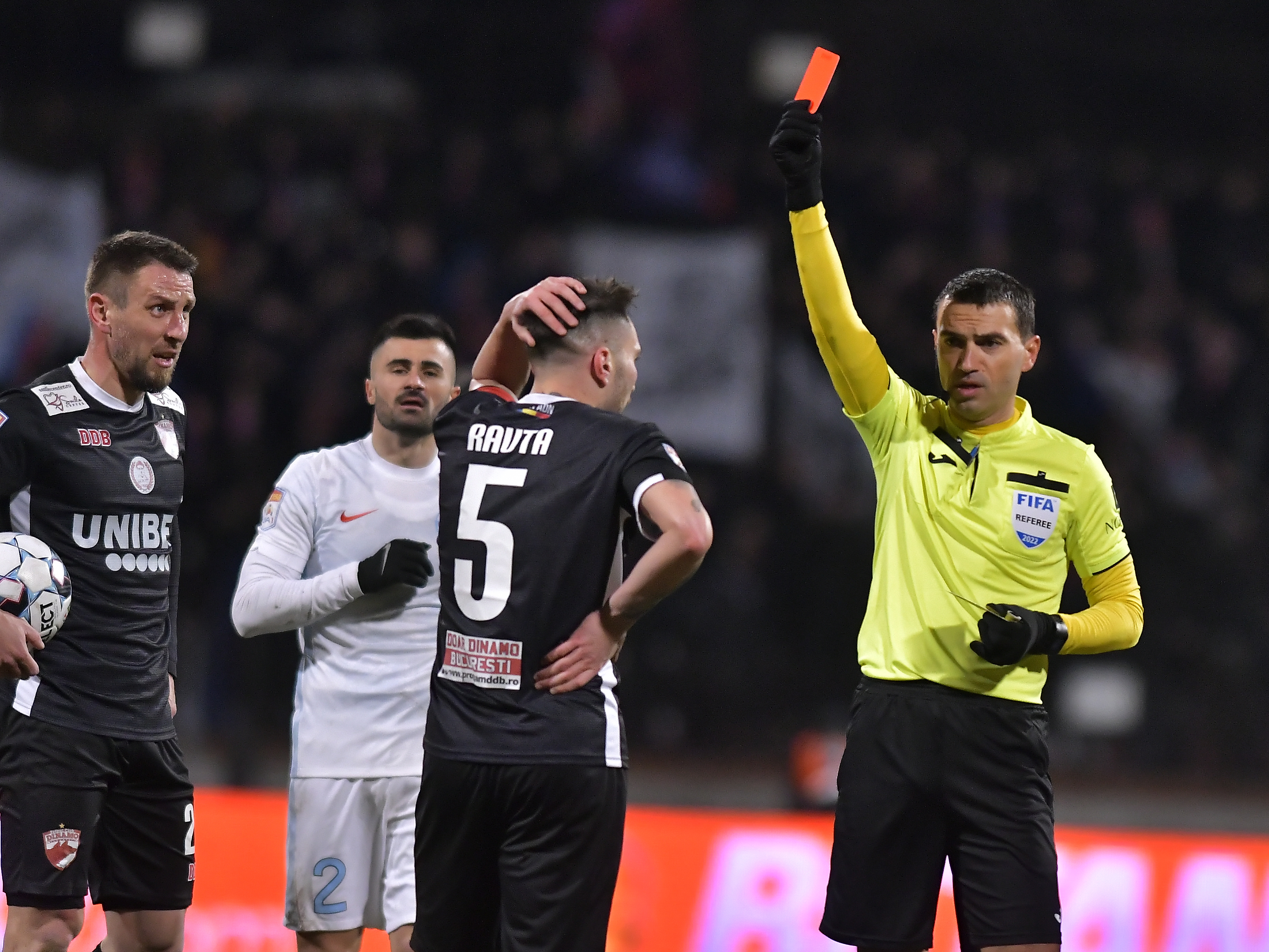 Alexandru Răuță, eliminat în derby, critică arbitrajul: Prea ușor se dau cartonașe. Nu l-am atins!