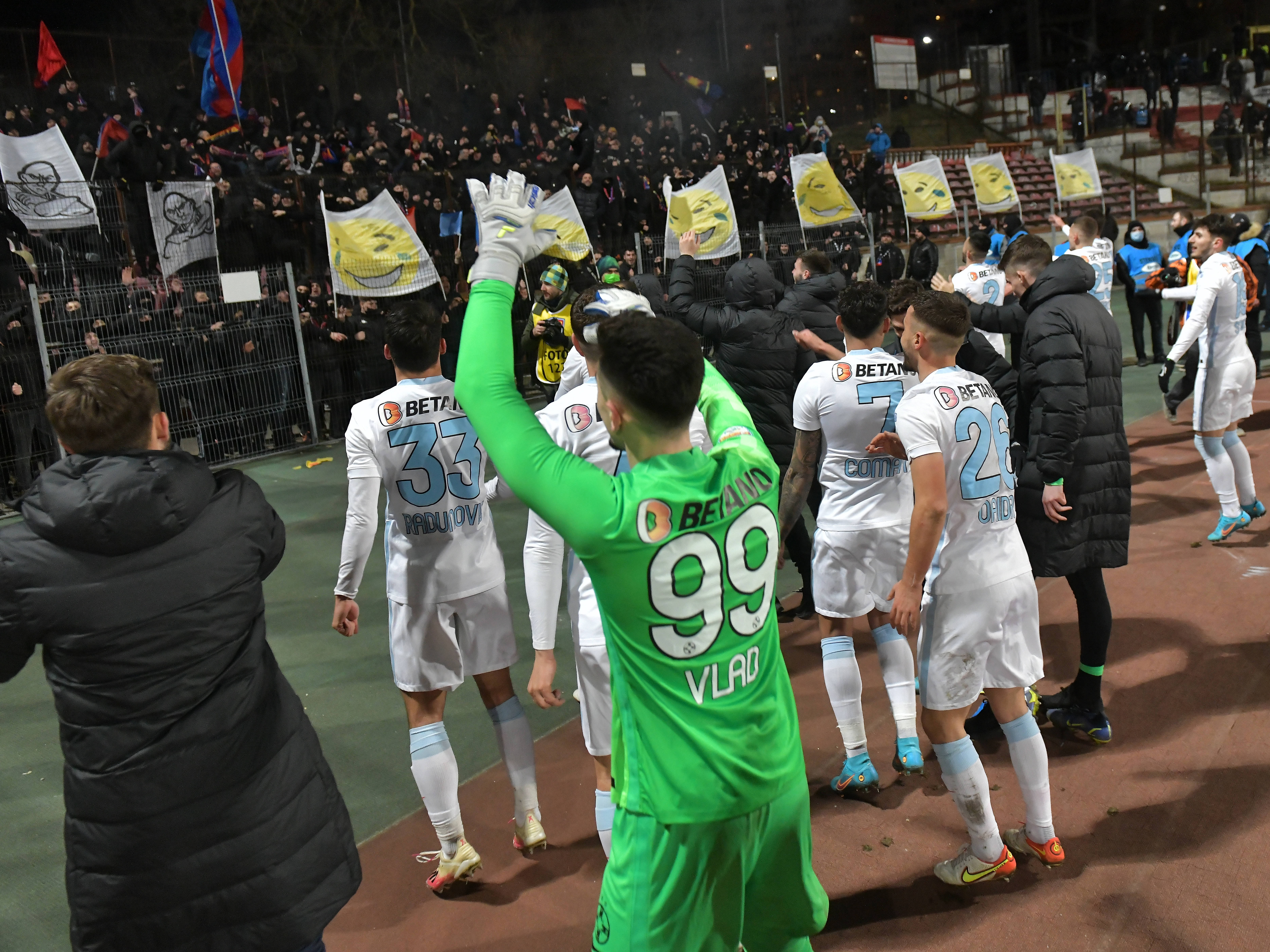 Jucătorii de la FCSB au sărbătorit alături de Peluza Nord în "Ștefan cel Mare" după o nouă victorie contra lui Dinamo