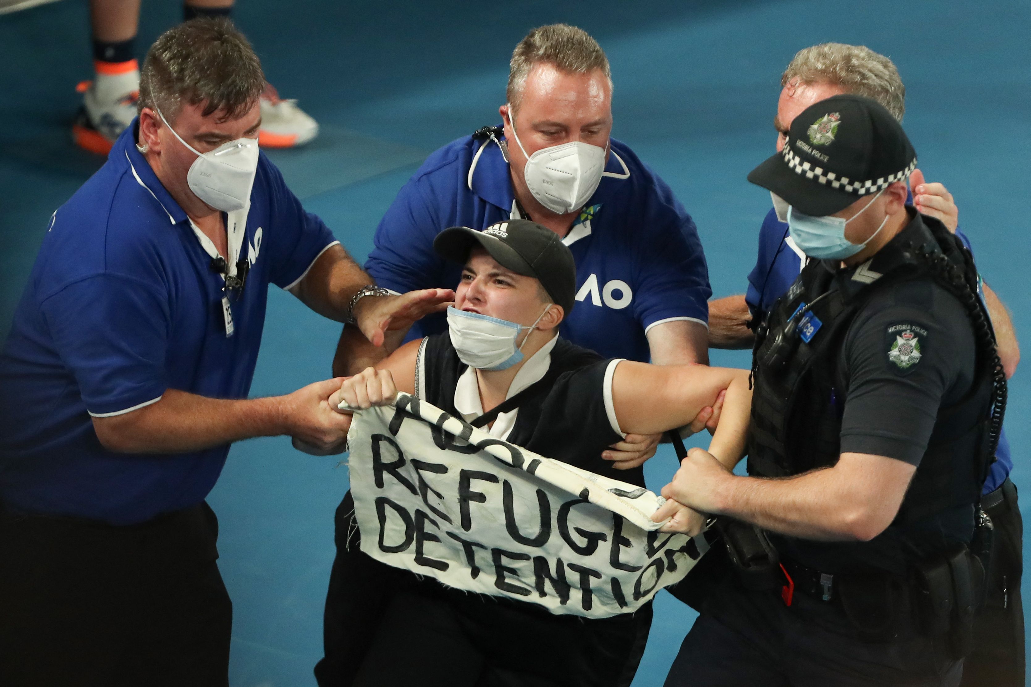 Finala de la Australian Open, întreruptă de un protestatar intrat pe teren! Forțele de ordine au intervenit