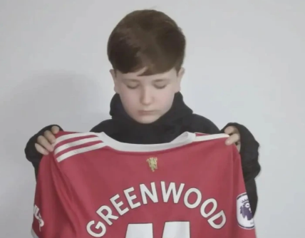 Un puşti "e devastat că Man. United nu-i schimbă numele de pe tricou". Greenwood, acuzat de viol şi bătăi asupra iubitei