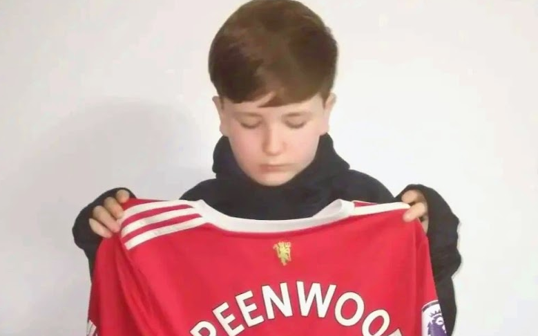 Manchester United a anunțat că fanii vor putea înlocui gratis tricourile cu Mason Greenwood, cercetat pentru viol