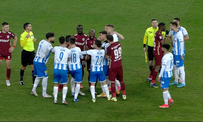 Fotbaliștii de la Universitatea Craiova și CFR Cluj, după meciul direct / Foto: Captură Digi Sport