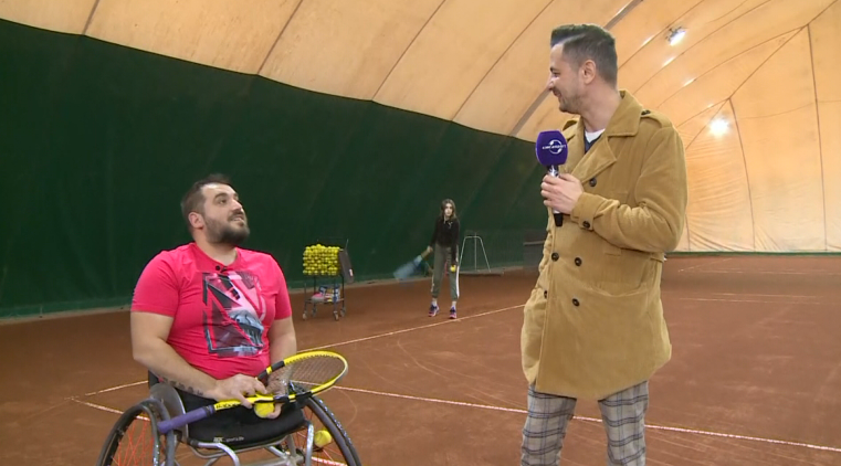 Ionuț Filișan, antrenorul în scaun rulant care predă tenis, dar mai ales lecții de viață
