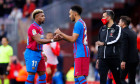 Adama Traore și Pierre-Emerick Aubameyang, în meciul Barcelona - Atletico Madrid / Foto: Getty Images