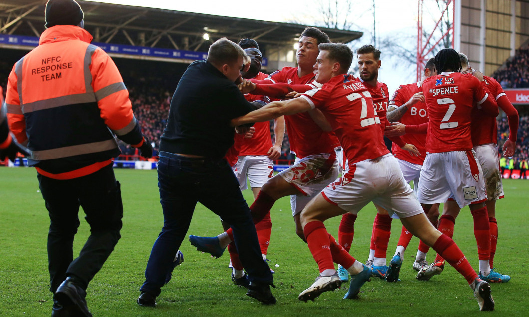 Un suporter a intrat pe gazon la Nottingham Forest - Leicester / Foto: Profimedia