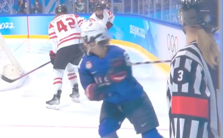 O femeie arbitru, lovită cu crosa în față la JO de la Beijing! Cum arăta Sianna Liffers după incident