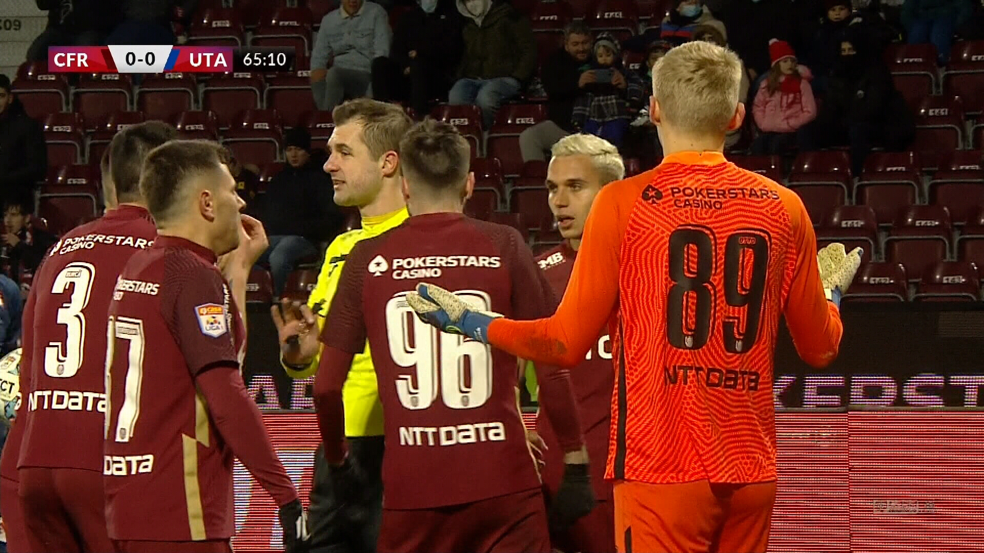 Gafă la CFR Cluj. UTA a primit o lovitură liberă indirectă din interiorul careului