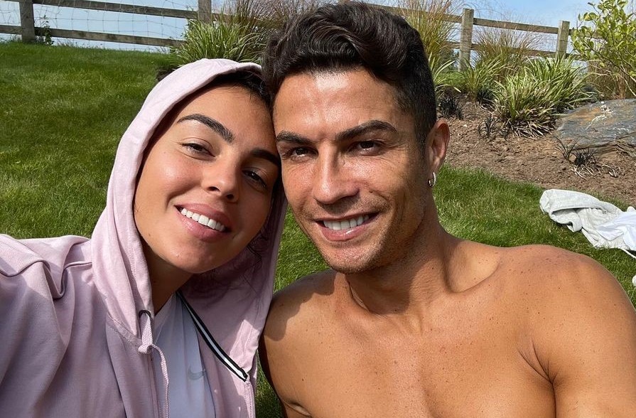 Georgina Rodriguez a recunoscut că nu-l lasă pe Cristiano Ronaldo nici măcar să schimbe becurile în casa lor