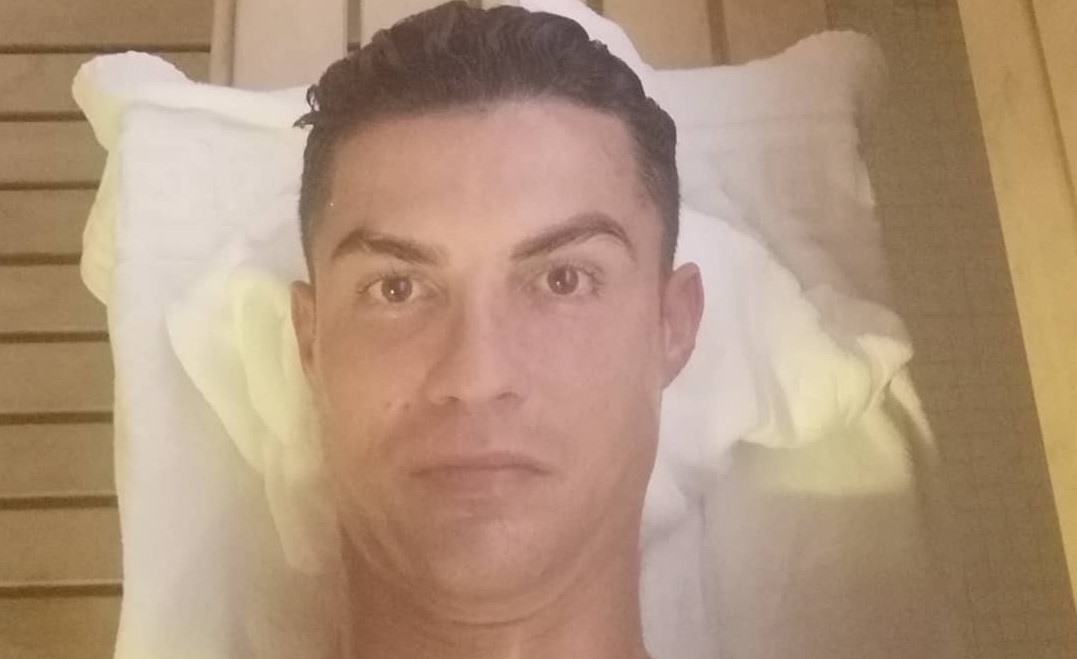 Momentul în care Ronaldo, gol la saună, a pornit din greșeală un live pe Instagram. Lumea doar atât a așteptat