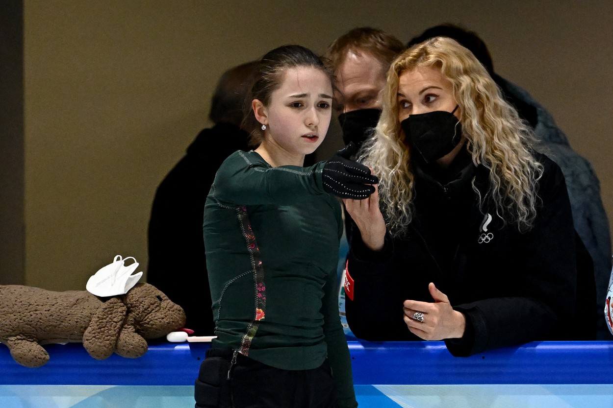 Susținătorii patinoatoarei Kamila Valieva, amenințări la adresa jurnaliștilor: ”Ai grijă când îți bei ceaiul!”