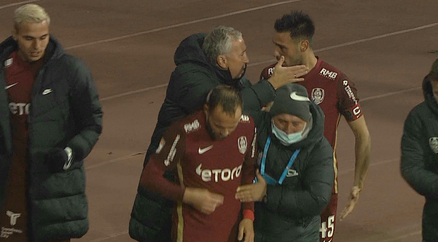 Dan Petrescu a sprintat pentru a sărbători golul victoriei cu Gaz Metan și și-a vărsat nervii pe Mario Camora