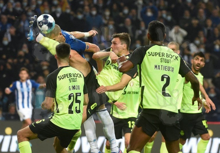 Un cartuș a ajuns pe teren la FC Porto - Sporting. Directorul gazdelor i-ar fi furat telefonul și portofelul președintelui oaspeților