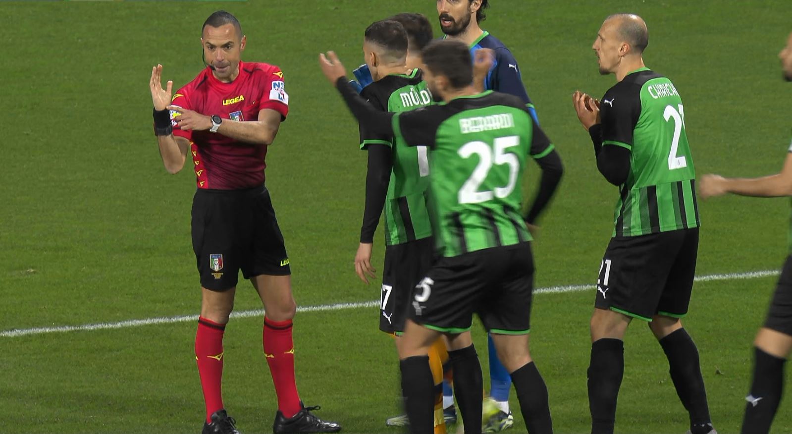 Sassuolo - AS Roma 2-2. Vlad Chiricheș a provocat un penalty, cu un henț în careu