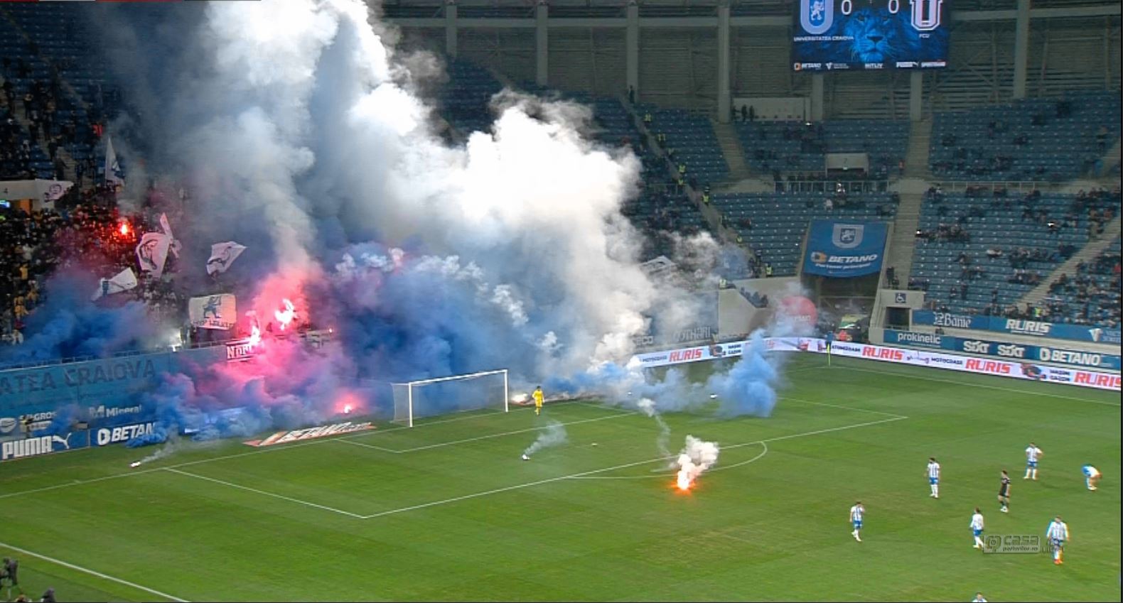 Universitatea Craiova - U Craiova 1948 1-0, ACUM, la Digi Sport 1. Gustavo deschide scorul. Spectacol pirotehnic în tribune