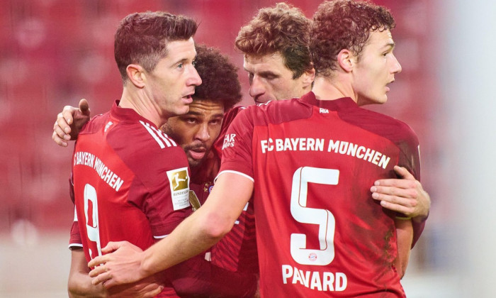 Stuttgart, Germany, Dec 14, 2021, Robert LEWANDOWSKI, FCB 9 celebrates his 0-4 goal, happy, laugh, celebration, with Serge GNABRY, FCB 7 Thomas MUELLER, MLLER, FCB 25 Benjamin PAVARD, FCB 5 in the matchVFB STUTTGART - FC BAYERN MNCHEN 0-51.German Footb