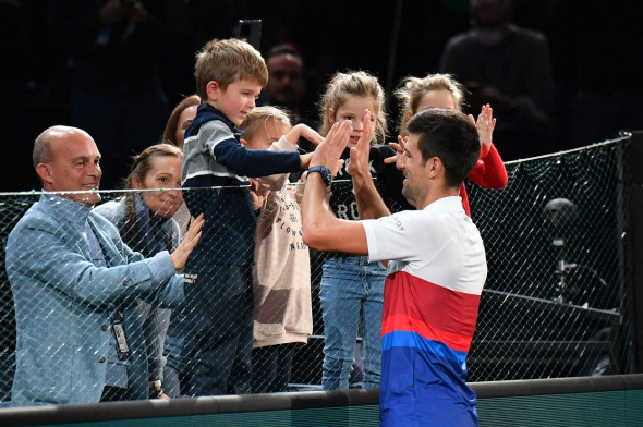 Novak Djokovic remporte la finale homme du Rolex Paris Masters face ŕ Daniil Medvedev