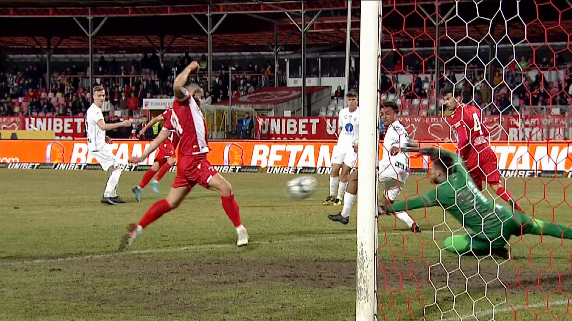 Dinamo - Gaz Metan Mediaş 1-0, ACUM, Digi Sport 1. ”Câinii” deschid scorul