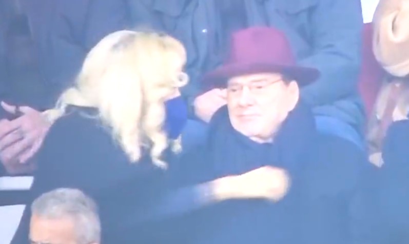 Cum l-a consolat iubita cu 53 de ani mai tânără pe Silvio Berlusconi, chiar în tribunele stadionului din Monza