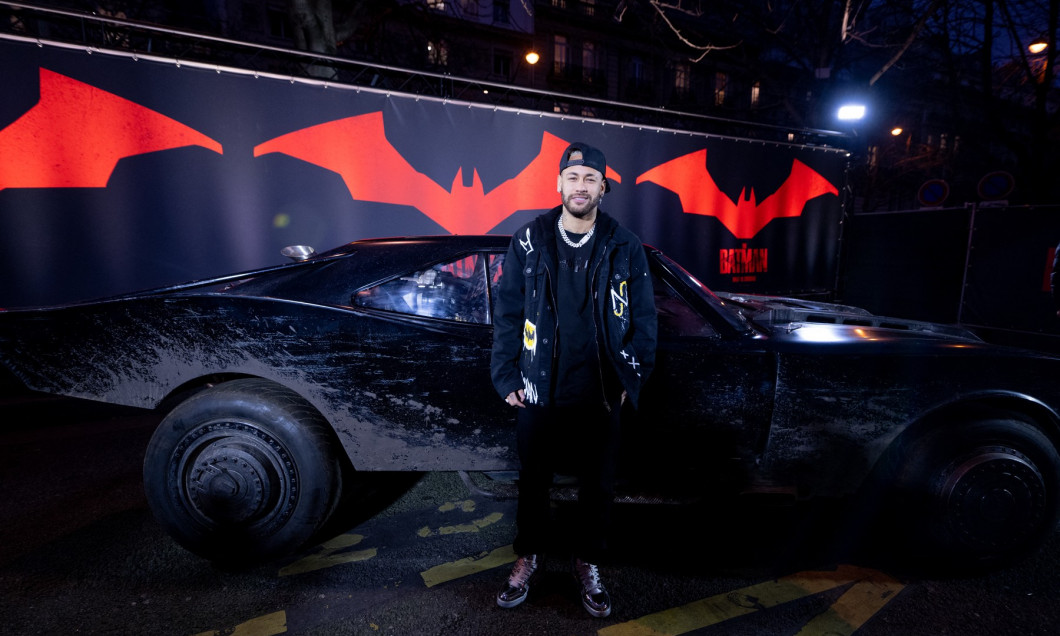 Neymar Jr. surpris par Robert Pattinson et Zoe Kravitz devant la Batmobile du nouveau film "The Batman" ŕ Paris