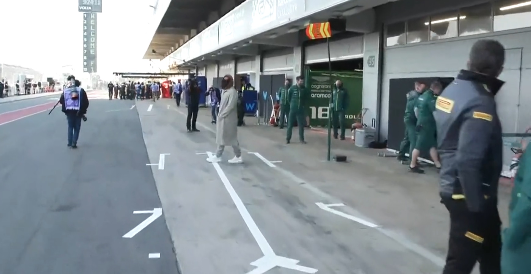 Cum s-a "deghizat" Lewis Hamilton pentru a "spiona" rivala Red Bull chiar la boxe