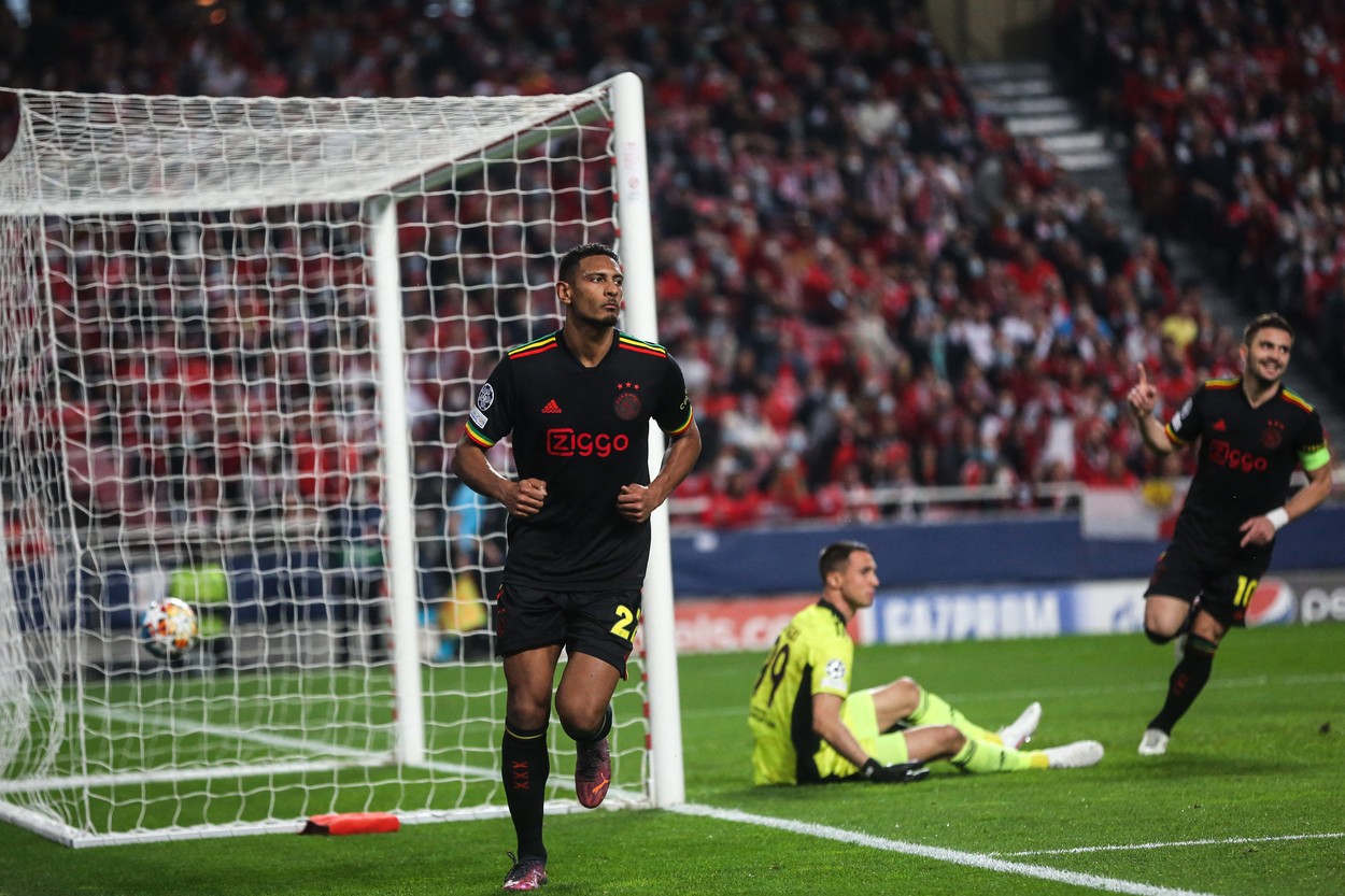 Sebastien Haller, gol și autogol în prima repriză din Benfica - Ajax. Atacantul este golgheterul Champions League