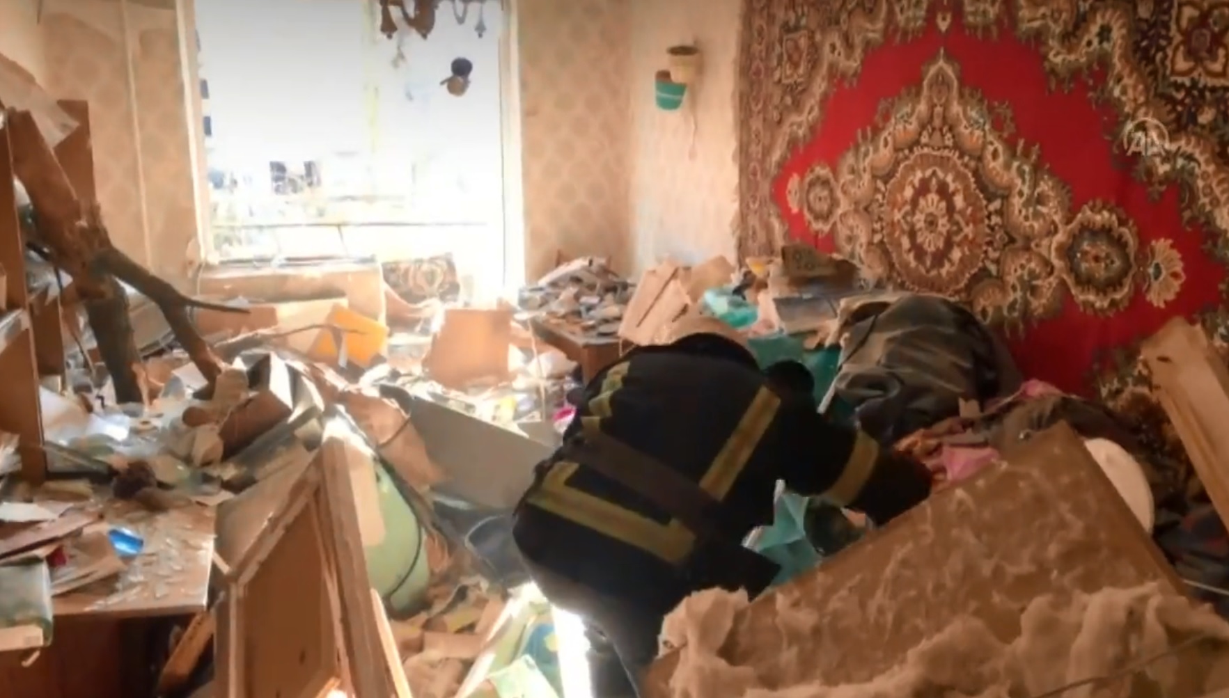 Imaginile războiului din Ucraina. Un bloc a fost atacat, oamenii fug pentru a-și salva viețile