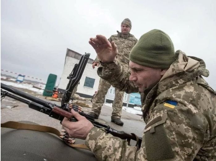 Vitali Klitschko își apără țara cu arma în mână, în fața invaziei Rusiei. Fostul campion mondial, în teatrul de război