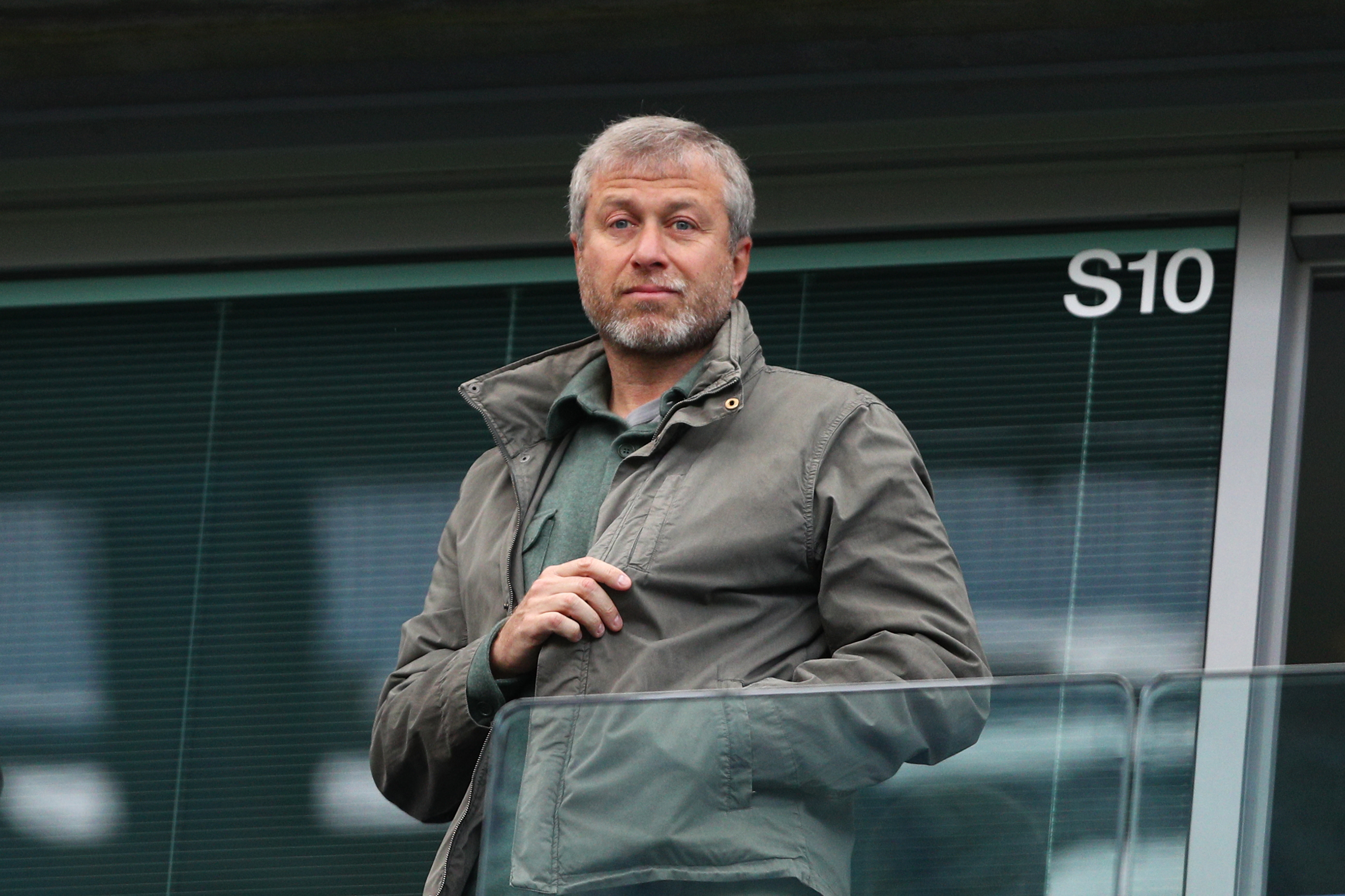 Ce a decis Roman Abramovich în privința vânzării lui Chelsea, după retragerea din conducere + cine va administra clubul