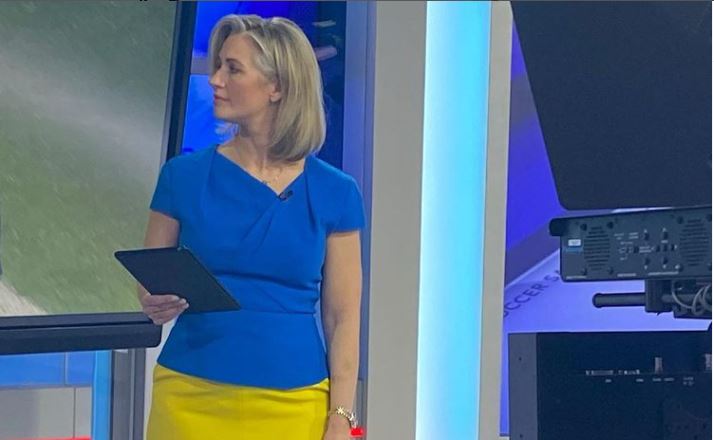 O prezentatoare a izbucnit în lacrimi în direct când a văzut copiii din Ucraina care fug de război