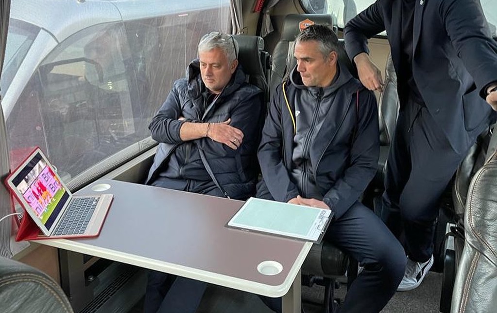 Jose Mourinho a improvizat la meciul cu Spezia! Cum a urmărit antrenorul de la AS Roma partida: ”Închisoarea are și tabletă!”