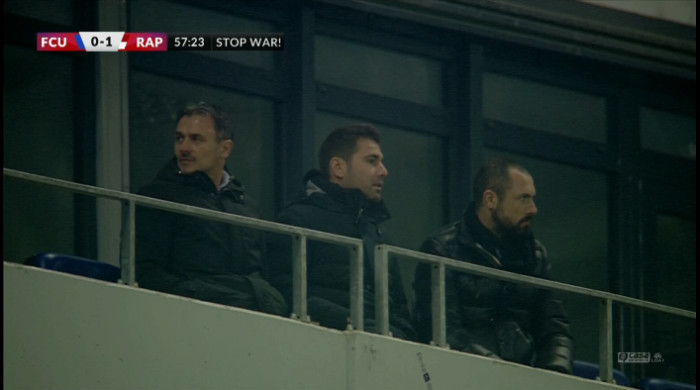 Adrian Mutu, alături de Bogdan Pătrașcu și Edi Stăncioiu, în yribune, la U Craiova 1948 - Rapid 3-2 / Foto: captură Digi Sport