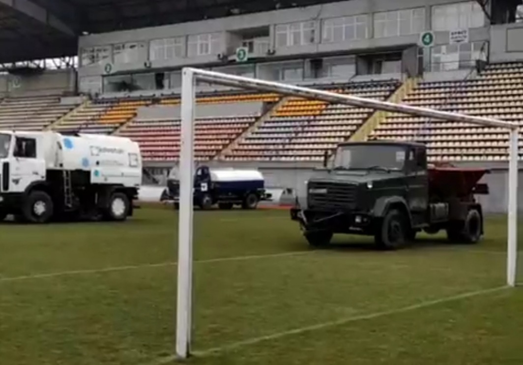 Modul în care ultraşii ucraineni protejează stadionul de invadatorii ruşi, pe care îi aşteaptă cu arme