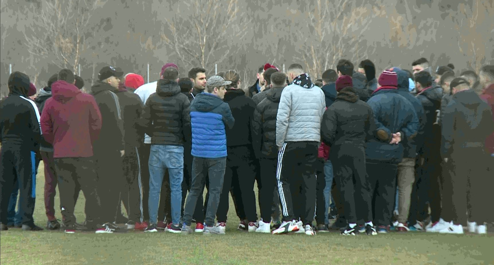 Zeci de fani ai Rapidului s-au dus peste Adrian Mutu la primul antrenament. Discuție direct pe teren