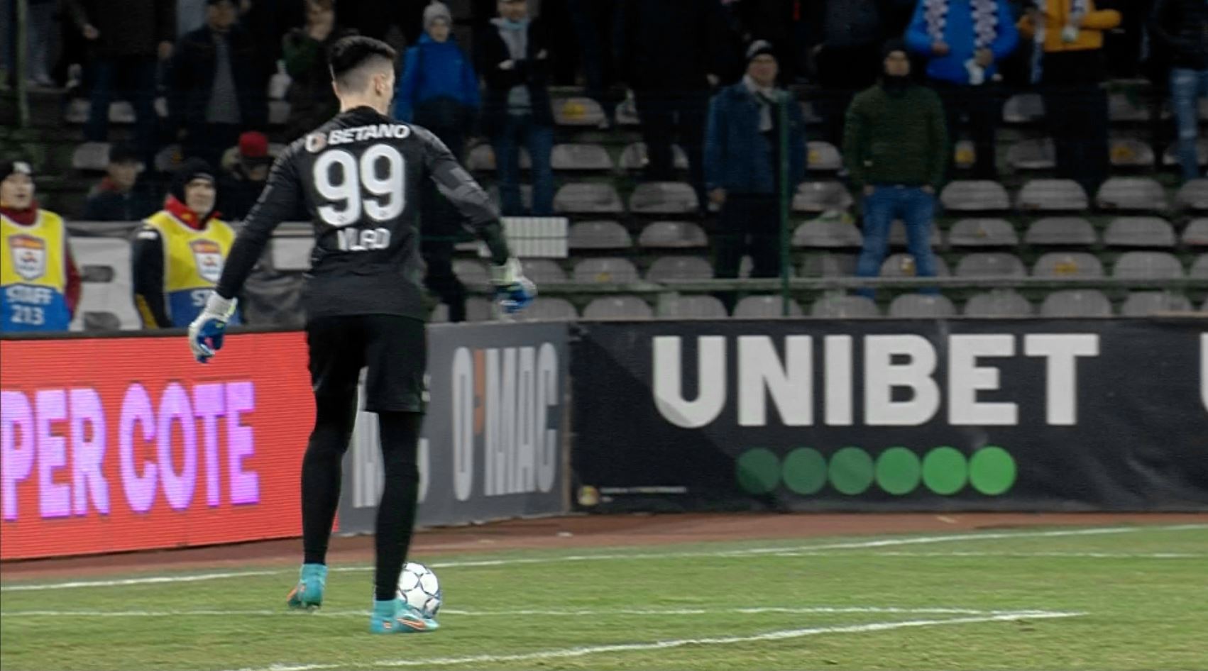 ”Parcă ar fi dat cu lemnul!” Gafă monumentală a lui Andrei Vlad în meciul FC Argeș - FCSB. Portarul, schimbat la pauză